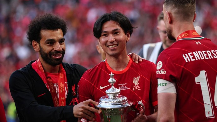 LONDON, ENGLAND - MAY 14: Takumi Minamino and Mohamed Salah of Liverpool celebrates with the FA Cup trophy during The FA Cup Final match between Chelsea and Liverpool at Wembley Stadium on May 14, 2022 in London, England. (Photo by Marc Atkins/Getty Images)