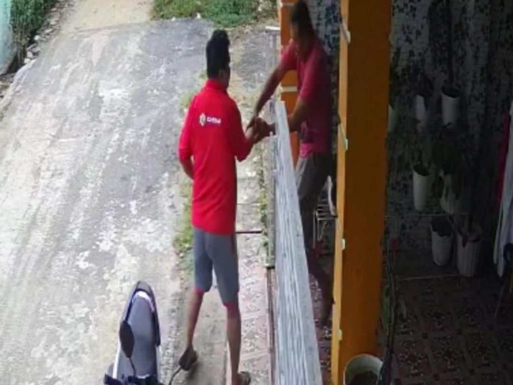 Rekaman CCTV Polisi di Pekanbaru Ditikam di Depan Rumahnya