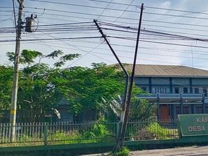 Tiang Telepon di Ngawen Klaten Bengkok-Melengkung, Belum Ada Perbaikan