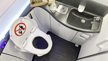 Muntaber Menggila, Penumpang Terjebak di Toilet Pesawat!