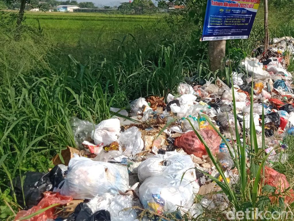 Jorok! Sampah Menumpuk di Jalan Terminal Penggung-Stasiun Ceper Klaten