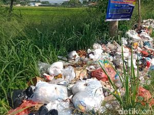 Jorok! Sampah Menumpuk di Jalan Terminal Penggung-Stasiun Ceper Klaten Jorok! Sampah Menumpuk di Jalan Terminal Penggung-Stasiun Ceper Klaten