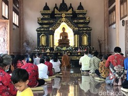 Detik-detik Waisak 2022 di Lasem Rembang, Umat Buddha Doa Bersama-Tumpengan