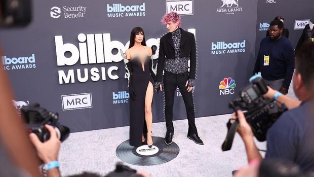 LAS VEGAS, NEVADA - MAY 15: Megan Fox and Machine Gun Kelly attend the 2022 Billboard Music Awards at MGM Grand Garden Arena on May 15, 2022 in Las Vegas, Nevada.   Frazer Harrison/Getty Images/AFP (Photo by Frazer Harrison / GETTY IMAGES NORTH AMERICA / Getty Images via AFP)