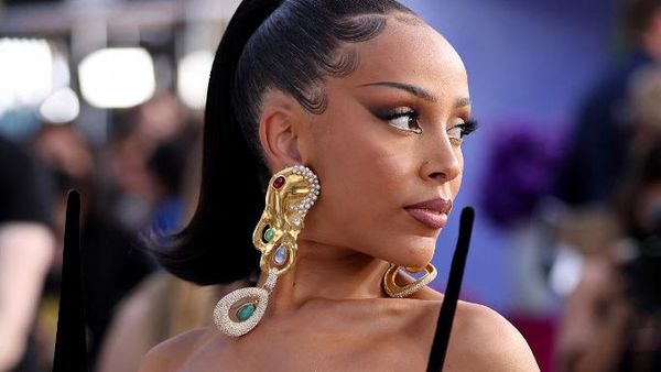 Doja Cat Pakai Kemben Transparan ke Billboard Music Awards 2022