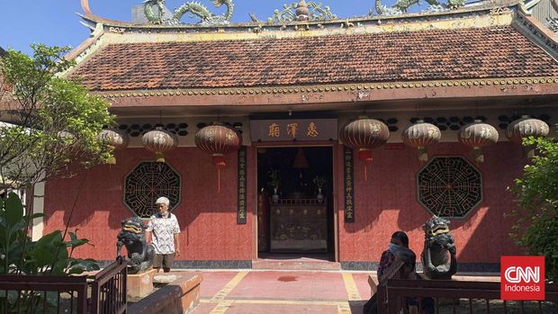 Umat Buddha tengah merayakan Hari Raya Waisak tahun Buddhis atau 2021. Sejumlah umat Buddha terlihat mendatangi Wihara Dharma Bhakti, Tamansari, Jakarta Barat