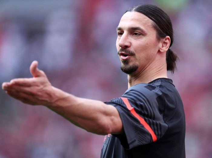 MILAN, ITALY - MAY 15: Zlatan Ibrahimovic of AC Milan warm up prior to the Serie A match between AC Milan and Atalanta BC at Stadio Giuseppe Meazza on May 15, 2022 in Milan, Italy. (Photo by Sportinfoto/vi/DeFodi Images via Getty Images)