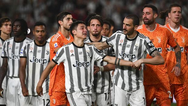 TURIN, ITALY, MAY 16: Paulo Dybala of Juventus reacts during a farewell ceremony at the end of the Italian Serie A football match between Juventus and Lazio at the Allianz Stadium in Turin, Italy, on May 16, 2022. Dybala announced that he will leave Juventus at the end of the season. (Photo by Isabella Bonotto/Anadolu Agency via Getty Images)