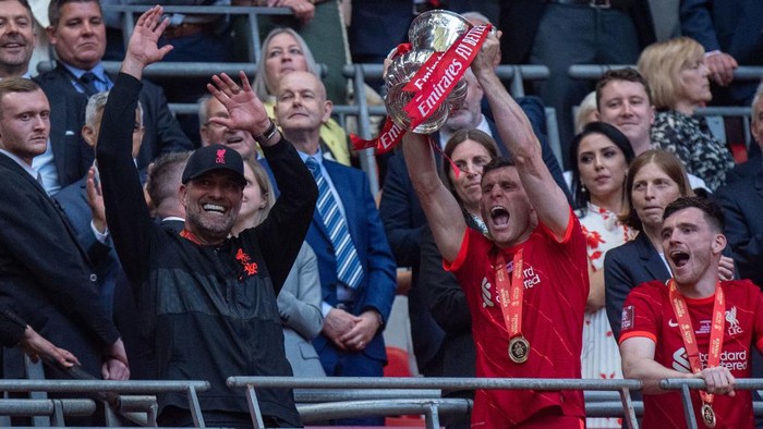 LONDON, ENGLAND - MAY 14: Jurgen Klopp and James Milner of Liverpool lifts the FA Cup after his sides 6-5 penalty shoot-out win after a 0-0 draw during The FA Cup Final match between Chelsea and Liverpool at Wembley Stadium on May 14, 2022 in London, England. (Photo by Sebastian Frej/MB Media/Getty Images)