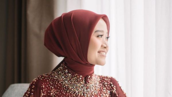 8 Gaya Alca Octaviani saat Dilamar Bintang Emon, Memesona Pakai Kebaya Merah