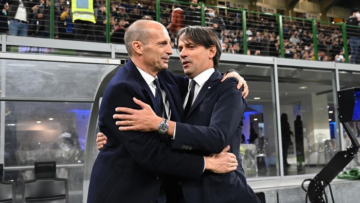 MILAN, ITALY - OCTOBER 24:  Massimiliano Allegri head coach of Juventus embraces Simone Inzaghi head coach of FC Internazionale during the Serie A match between FC Internazionale and Juventus at Stadio Giuseppe Meazza on October 24, 2021 in Milan, Italy. (Photo by Alessandro Sabattini/Getty Images)