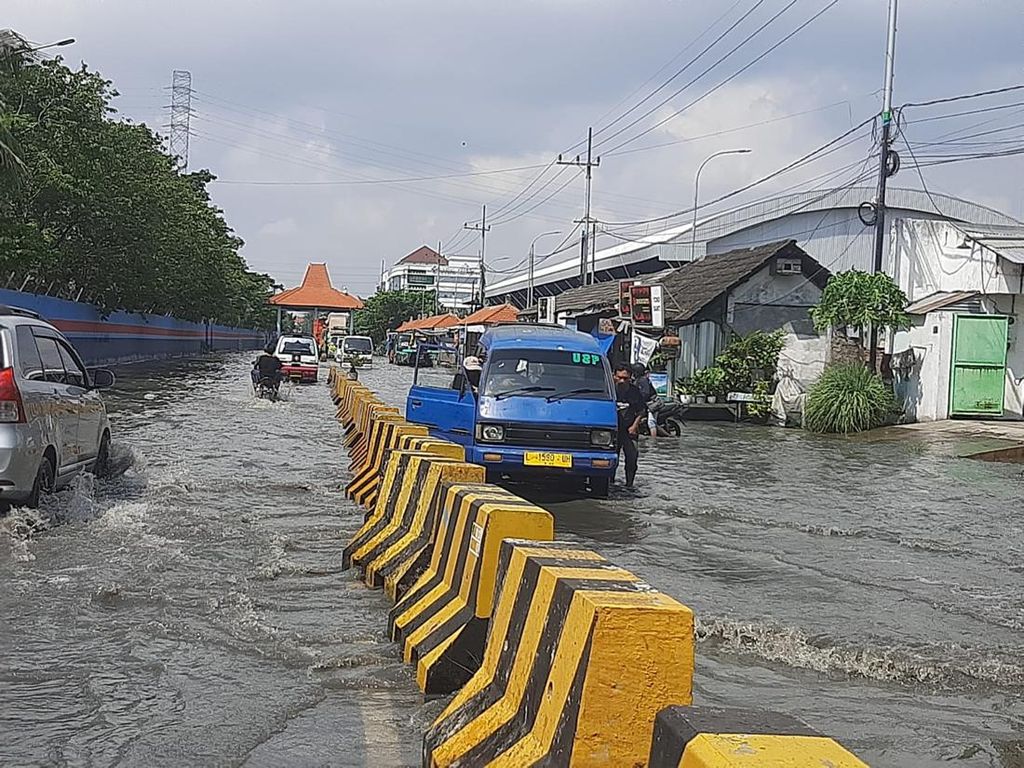 Banjir Rob Rendam Pesisir Surabaya Setinggi 60 Cm, Sejumlah Kendaraan Mogok