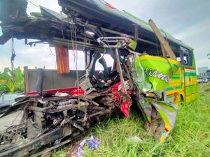 Detik-detik Kecelakaan Maut Tol Mojokerto Renggut 14 Nyawa Warga Surabaya Detik-detik Kecelakaan Maut Tol Mojokerto Renggut 14 Nyawa Warga Surabaya