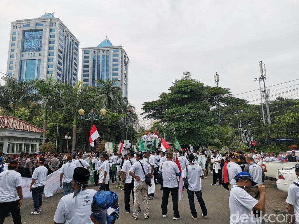 Ratusan Petani Sawit Demo di Kantor Airlangga Hartarto, Minta Ekspor CPO Dibuka