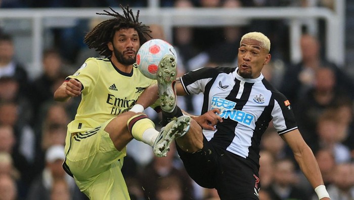Soccer Football - Premier League - Newcastle United v Arsenal - St James' Park, Newcastle, Britain - May 16, 2022 Arsenal's Mohamed Elneny in action with Newcastle United's Joelinton Action Images via Reuters/Lee Smith EDITORIAL USE ONLY. No use with unauthorized audio, video, data, fixture lists, club/league logos or 'live' services. Online in-match use limited to 75 images, no video emulation. No use in betting, games or single club /league/player publications.  Please contact your account representative for further details.
