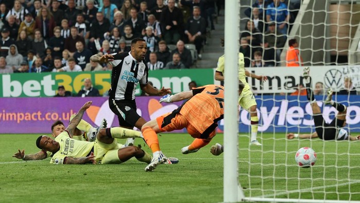 Soccer Football - Premier League - Newcastle United v Arsenal - St James' Park, Newcastle, Britain - May 16, 2022 Arsenal's Gabriel scores an own goal and Newcastle United's first Action Images via Reuters/Lee Smith EDITORIAL USE ONLY. No use with unauthorized audio, video, data, fixture lists, club/league logos or 'live' services. Online in-match use limited to 75 images, no video emulation. No use in betting, games or single club /league/player publications. Please contact your account representative for further details.