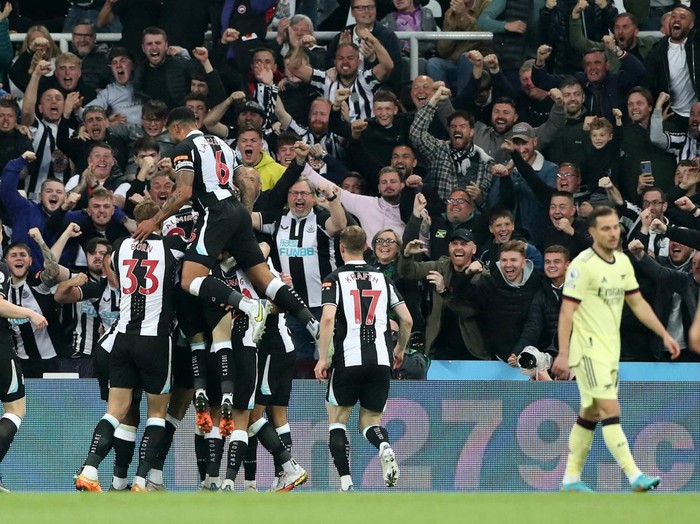 Dibungkam Newcastle, Arsenal Terancam Gagal Lolos ke Liga Champions Soccer Football - Premier League - Newcastle United v Arsenal - St James' Park, Newcastle, Britain - May 16, 2022 Newcastle United's Allan Saint-Maximin in action with Arsenal's Martin Odegaard REUTERS/Scott Heppell EDITORIAL USE ONLY. No use with unauthorized audio, video, data, fixture lists, club/league logos or 'live' services. Online in-match use limited to 75 images, no video emulation. No use in betting, games or single club /league/player publications. Please contact your account representative for further details.