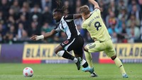 Sebab, mereka punya selisih gol +24, sementara Arsenal cuma +19. Nyaris mustahil Tim Gudang Peluru bisa menang selisih 15-16 gol atas Everton yang menghindari zona degradasi di pekan terakhir, jika Tottenham berimbang. REUTERS/Scott Heppell