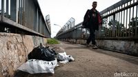 Duh Jorok, Sampah Berceceran di JPO Kampung Rambutan