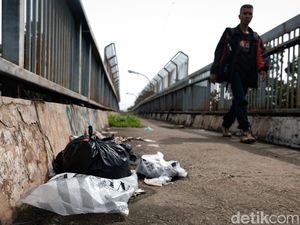 Duh Jorok, Sampah Berceceran di JPO Kampung Rambutan