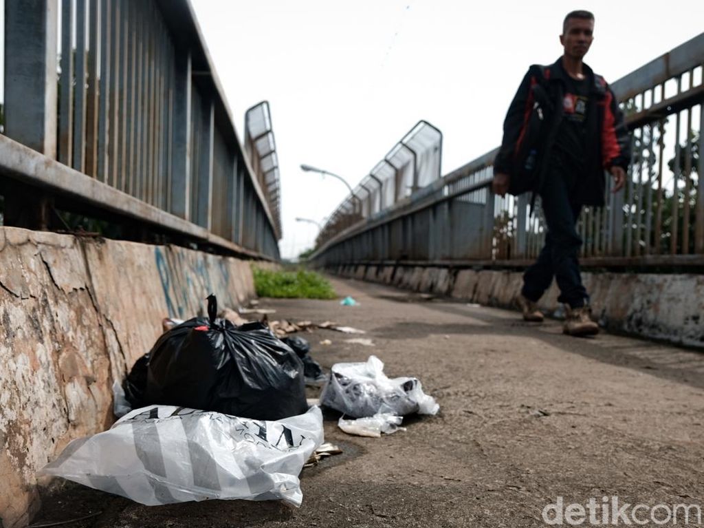 Duh Jorok, Sampah Berceceran di JPO Kampung Rambutan Duh Jorok, Sampah Berceceran di JPO Kampung Rambutan