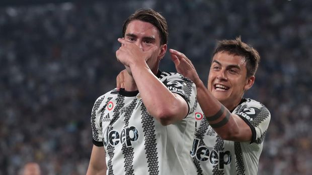 TURIN, ITALY - MAY 16:  Dusan Vlahovic of Juventus celebrates with teammate Paulo Dybala after scoring their team's first goal during the Serie A match between Juventus and SS Lazio at Allianz Stadium on May 16, 2022 in Turin, Italy. (Photo by Emilio Andreoli/Getty Images)