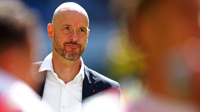ARNHEM, NETHERLANDS - MAY 15:  AFC Ajax Head Coach / Manager, Erik ten Hag thanks the away fans after the Dutch Eredivisie match between Vitesse and Ajax Amsterdam held at Gelredome on May 15, 2022 in Arnhem, Netherlands. (Photo by Dean Mouhtaropoulos/Getty Images)