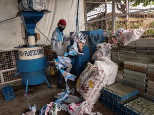 Filipina Ubah Poster Bekas Kampanye Jadi Batu Bata, Begini Potretnya