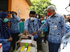 Cegah PMK, Ganjar Beri Bantuan Obat hingga Vitamin Hewan ke Peternak Cegah PMK, Ganjar Beri Bantuan Obat hingga Vitamin Hewan ke Peternak