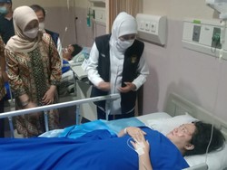 Gubernur Khofifah Jenguk Korban Kecelakaan Mojokerto di Sidoarjo