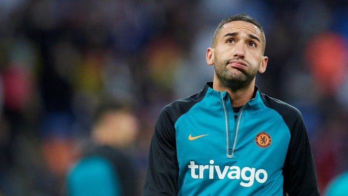 Hakim Ziyech of Chelsea during the warm-up before the UEFA Champions League Quarter Final Leg Two match between Real Madrid and Chelsea FC at Estadio Santiago Bernabeu on April 12, 2022 in Madrid, Spain. (Photo by Jose Breton/Pics Action/NurPhoto via Getty Images)