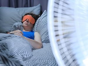 5 Dampak Buruk Tidur dengan AC atau Kipas Angin Menyala 5 Dampak Buruk Tidur dengan AC atau Kipas Angin Menyala