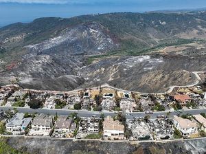 Imbas Kebakaran Hutan, Deretan Rumah Mewah di AS Ini Ludes Terbakar