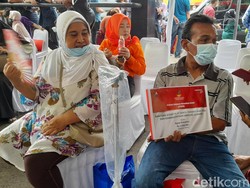 Rasa Syukur Pedagang Pasar Bogor Terima Bantuan dan Tongkat dari Jokowi