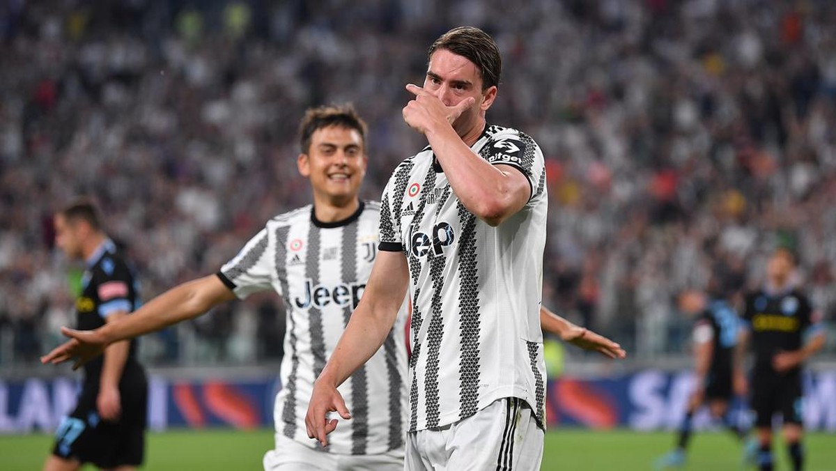 Paulo Dybala berlari menghampiri Dusan Vlahovic. (Getty Images/Valerio Pennicino)