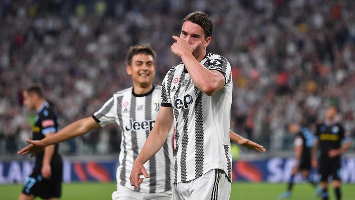 TURIN, ITALY - MAY 16: Dusan Vlahovic of Juventus celebrates after scoring his teams first goal with teammate Paulo Dybala  during the Serie A match between Juventus and SS Lazio at Allianz Stadium on May 16, 2022 in Turin, Italy. (Photo by Valerio Pennicino - Juventus FC/Juventus FC via Getty Images)