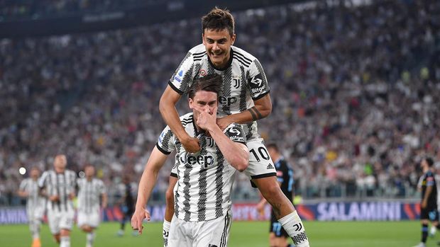 TURIN, ITALY - MAY 16: Dusan Vlahovic of Juventus celebrates after scoring his team's first goal with teammate Paulo Dybala  during the Serie A match between Juventus and SS Lazio at Allianz Stadium on May 16, 2022 in Turin, Italy. (Photo by Valerio Pennicino - Juventus FC/Juventus FC via Getty Images)