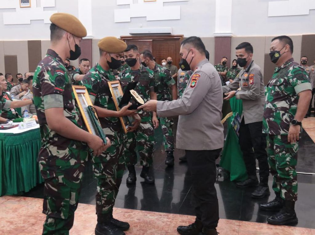 Kapolda Metro-Pangdam Jaya Beri Award 2 Prajurit TNI yang Gagalkan Begal
