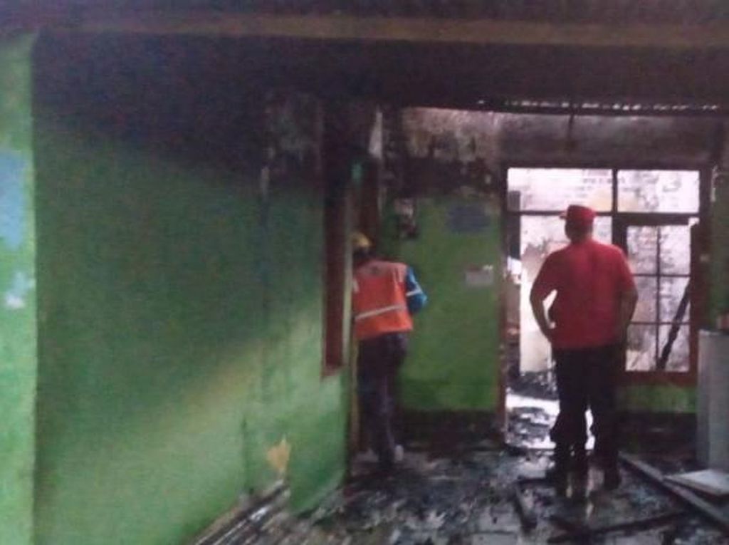 Rumah di Mataram Ludes Terbakar, 3 Penghuni Alami Luka-luka Rumah di Mataram Ludes Terbakar, 3 Penghuni Alami Luka-luka