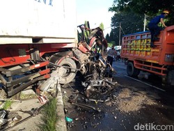 Snapshots: Penampakan 2 Truk Trailer yang Tabrakan di Boyolali