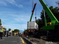 2 Truk Trailer Tabrakan di Boyolali, Alat Berat Didatangkan untuk Evakuasi