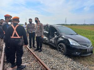Brak! Ditabrak KA Batara Kresna, Mobil di Sukoharjo Terseret 20 Meter
