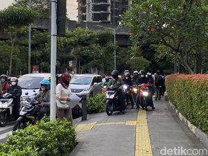 Trotoar Metropole Jakpus Diterabas Pemotor, Pejalan Kaki Merasa Dirampas