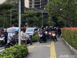 Trotoar Metropole Jakpus Diterabas Pemotor, Pejalan Kaki Merasa Dirampas