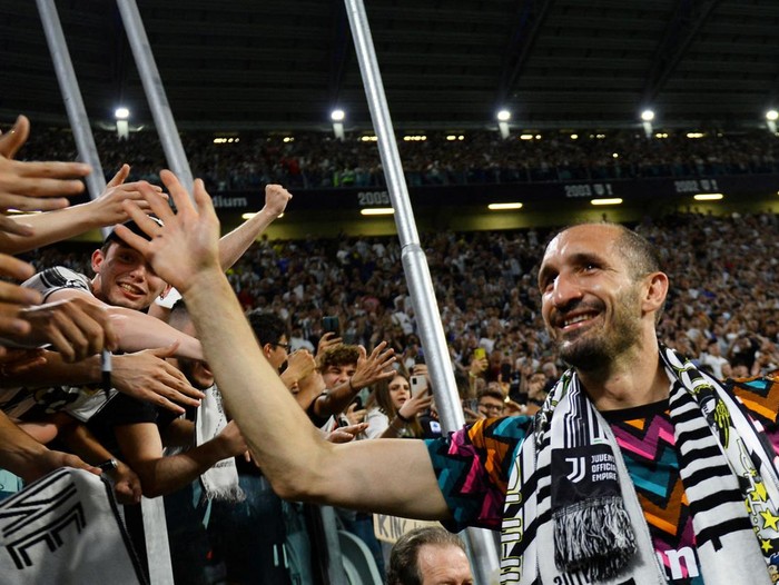 Soccer Football - Serie A - Juventus v Lazio - Allianz Stadium, Turin, Italy - May 16, 2022 Juventus' Giorgio Chiellini and Paulo Dybala during the warm up before the match REUTERS/Massimo Pinca