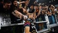 Chiellini sudah banyak membantu Si Nyonya Besar meraih berbagai trofi termasuk sembilan trofi Liga Italia, lima titel Coppa Italia dan lima Piala Super Italia.