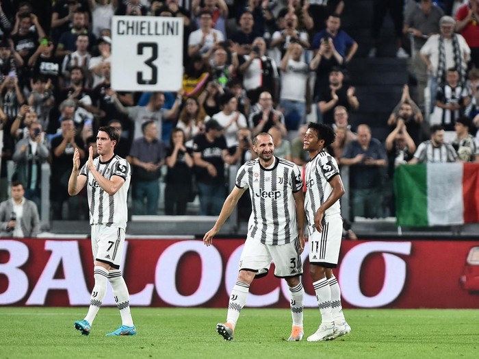 Laga Terakhir Chiellini Usai 17 Tahun Membela Juventus Soccer Football - Serie A - Juventus v Lazio - Allianz Stadium, Turin, Italy - May 16, 2022 Juventus' Giorgio Chiellini and Paulo Dybala during the warm up before the match REUTERS/Massimo Pinca
