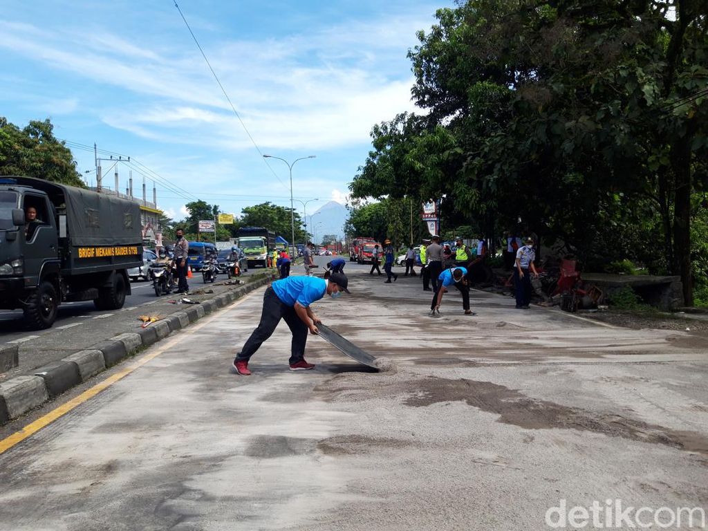 2 Truk Trailer Kecelakaan di Boyolali Dievakuasi, Petugas Olah TKP 2 Truk Trailer Kecelakaan di Boyolali Dievakuasi, Petugas Olah TKP