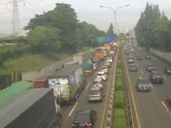 Tol JORR Macet Panjang dari Cikunir hingga Pasar Rebo Imbas Truk Mogok