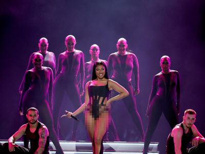 7 Gaya Kontroversial Megan Thee Stallion Nyaris Tanpa Busana di BMA 2022